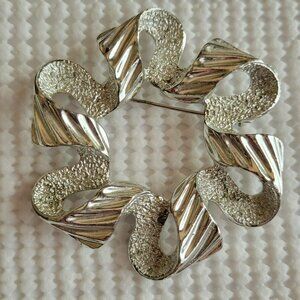 Sarah Coventry Signed Ribbon Textured Silvertone Wreath Brooch